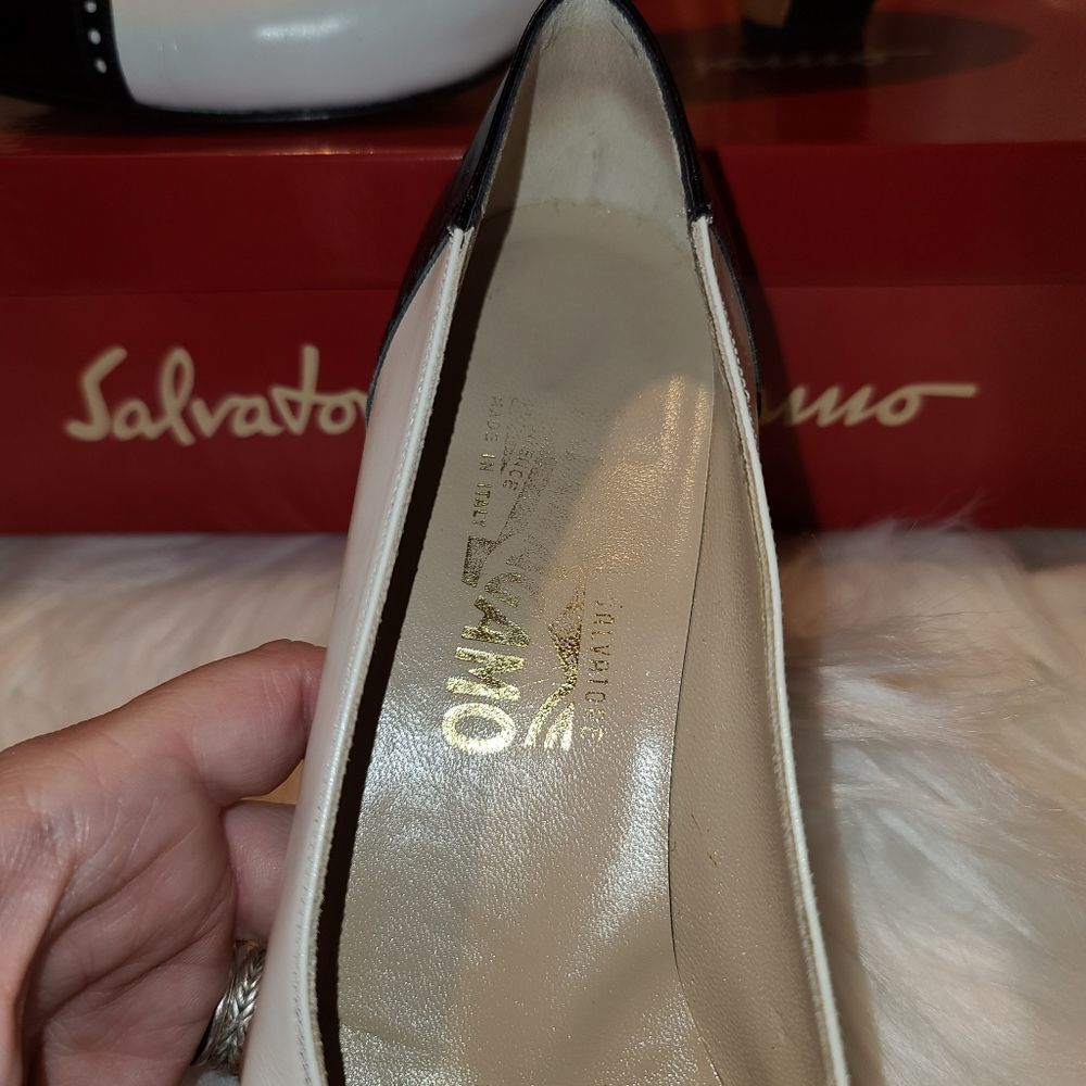 SALVATORE FERRAGAMO VINTAGE PUMP HEELS (7.5AA) - Picture 6 of 13